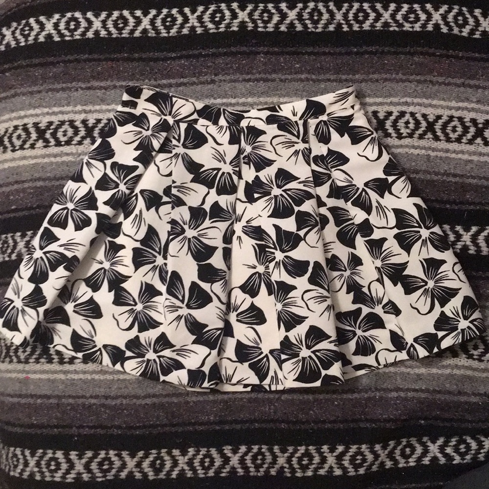 Forever 21 Floral Pleated Skirt